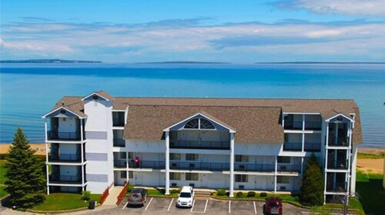 Quality Inn & Suites Mackinaw City Exterior