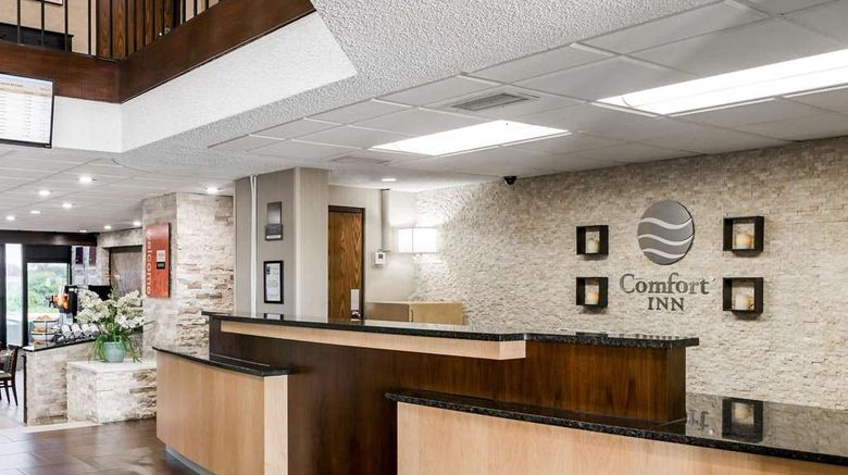 <b>Comfort Inn Metro Airport Lobby</b>. Images powered by <a href="https://iceportal.shijigroup.com/" title="IcePortal" target="_blank">IcePortal</a>.
