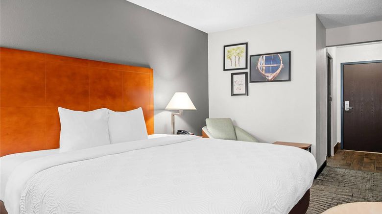 <b>Country Inn & Stes by Radisson, Muskegon Room</b>. Images powered by <a href="https://iceportal.shijigroup.com/" title="IcePortal" target="_blank">IcePortal</a>.