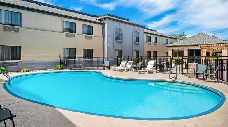 <b>Country Inn & Stes by Radisson, Muskegon Pool</b>. Images powered by <a href="https://iceportal.shijigroup.com/" title="IcePortal" target="_blank">IcePortal</a>.