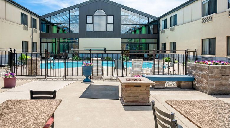 <b>Country Inn & Stes by Radisson, Muskegon Pool</b>. Images powered by <a href="https://iceportal.shijigroup.com/" title="IcePortal" target="_blank">IcePortal</a>.