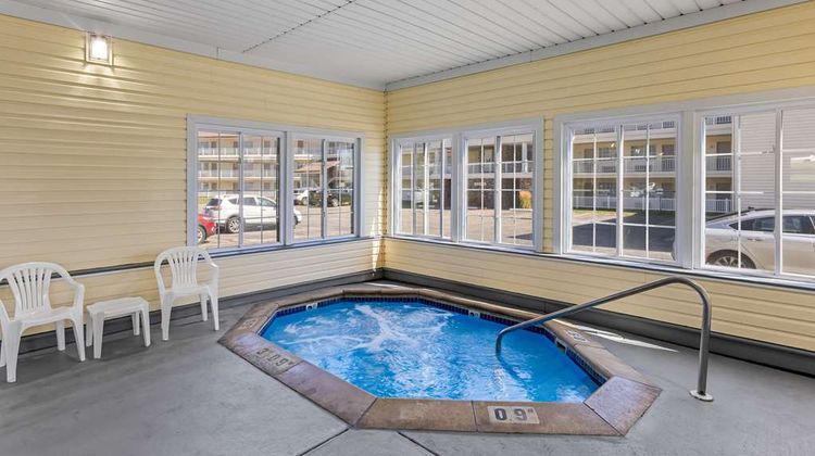 Quality Inn Lakefront Pool