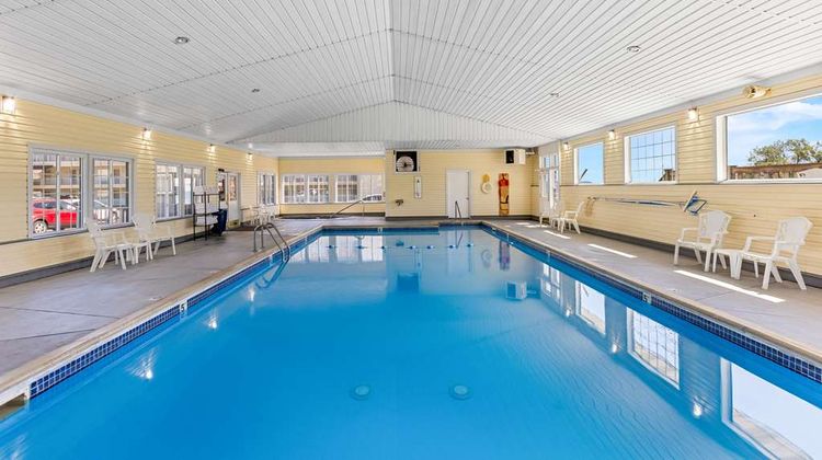 Quality Inn Lakefront Pool