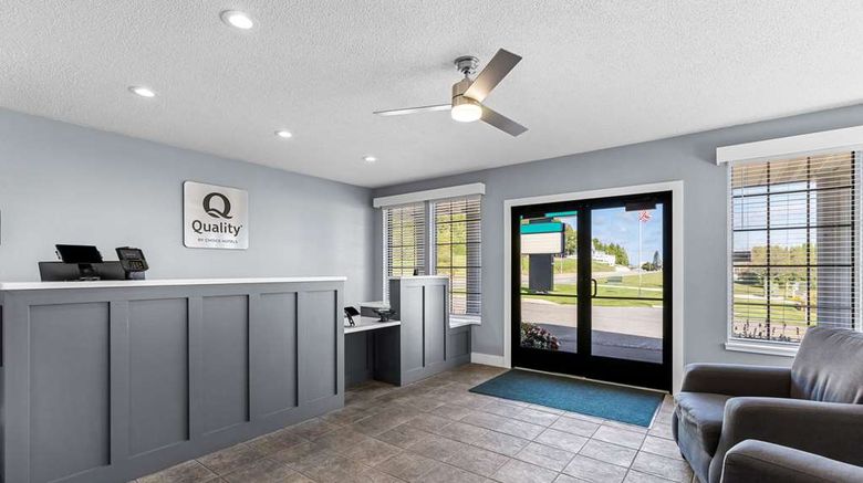 <b>Quality Inn Lakefront Lobby</b>. Images powered by <a href="https://iceportal.shijigroup.com/" title="IcePortal" target="_blank">IcePortal</a>.