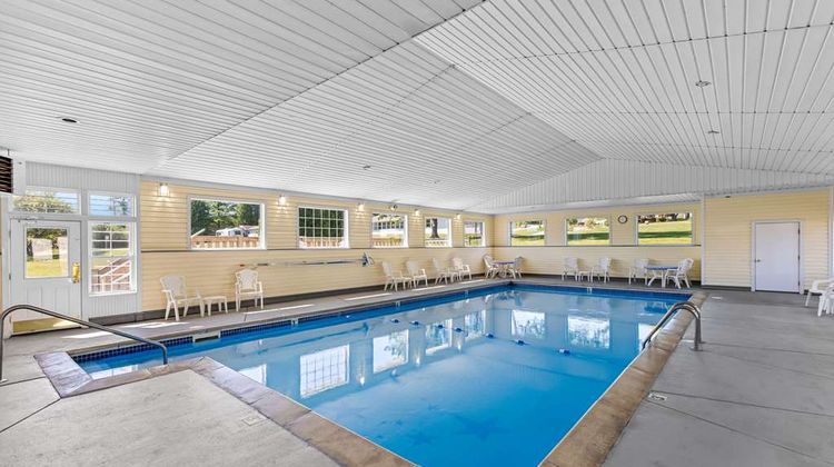 Quality Inn Lakefront Pool
