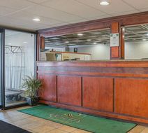 Quality Inn & Suites Metro Airport Lobby