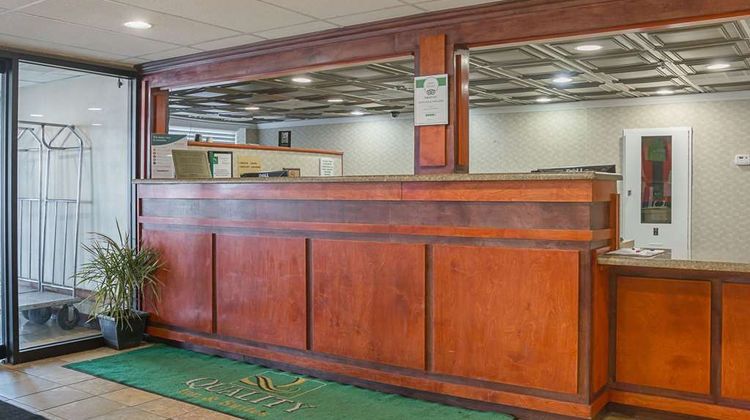 Quality Inn & Suites Metro Airport Lobby