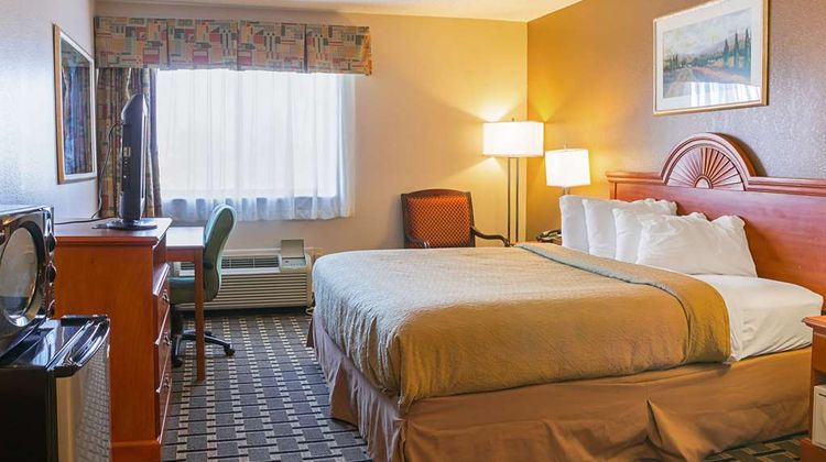 Quality Inn & Suites Metro Airport Room