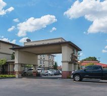 Quality Inn & Suites Metro Airport Exterior