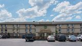 Quality Inn & Suites Metro Airport Exterior