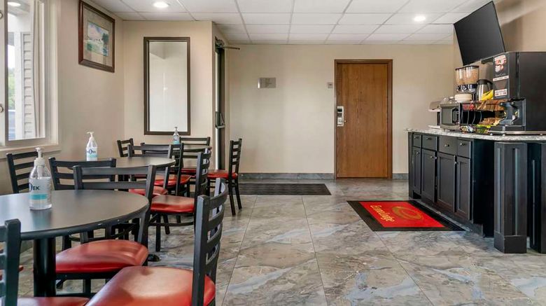 <b>Econo Lodge Traverse City South Lobby</b>. Images powered by <a href="https://iceportal.shijigroup.com/" title="IcePortal" target="_blank">IcePortal</a>.