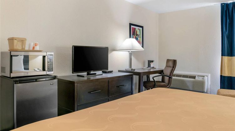 Quality Inn and Suites Livonia Detroit Suite