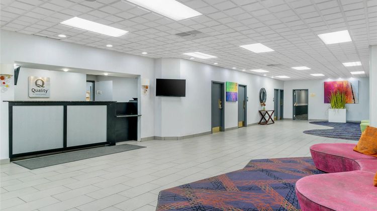 Quality Inn and Suites Livonia Detroit Lobby