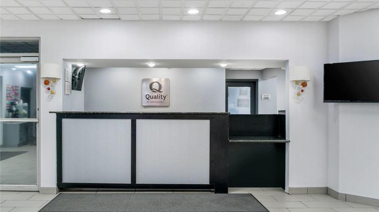 Quality Inn and Suites Livonia Detroit Lobby
