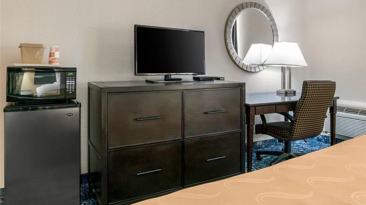 Quality Inn and Suites Livonia Detroit Room