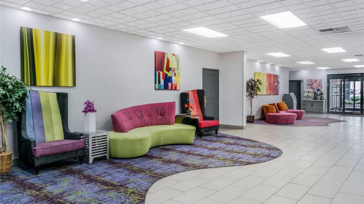 Quality Inn and Suites Livonia Detroit Lobby