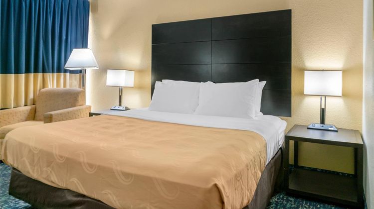 Quality Inn and Suites Livonia Detroit Room