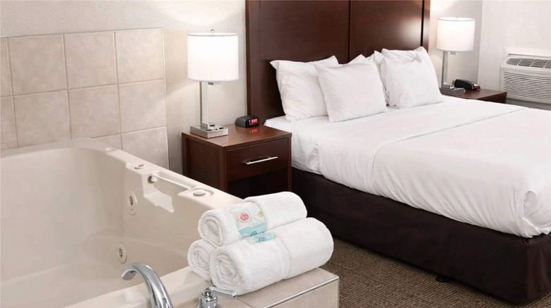 <b>Comfort Inn Suite</b>. Images powered by <a href="https://iceportal.shijigroup.com/" title="IcePortal" target="_blank">IcePortal</a>.