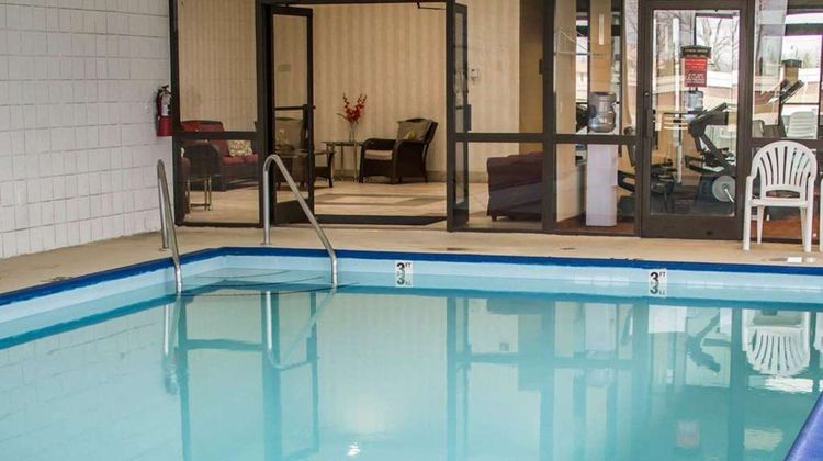 Quality Inn & Suites Pool