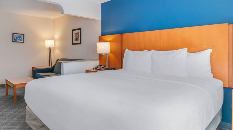 <b>Comfort Suites Suite</b>. Images powered by <a href="https://iceportal.shijigroup.com/" title="IcePortal" target="_blank">IcePortal</a>.