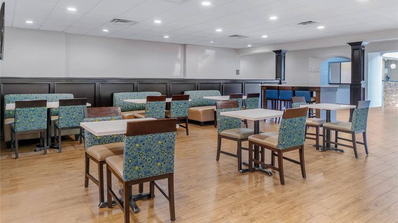 <b>Comfort Suites Restaurant</b>. Images powered by <a href="https://iceportal.shijigroup.com/" title="IcePortal" target="_blank">IcePortal</a>.