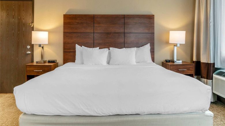 <b>Comfort Inn Manistique Suite</b>. Images powered by <a href="https://iceportal.shijigroup.com/" title="IcePortal" target="_blank">IcePortal</a>.