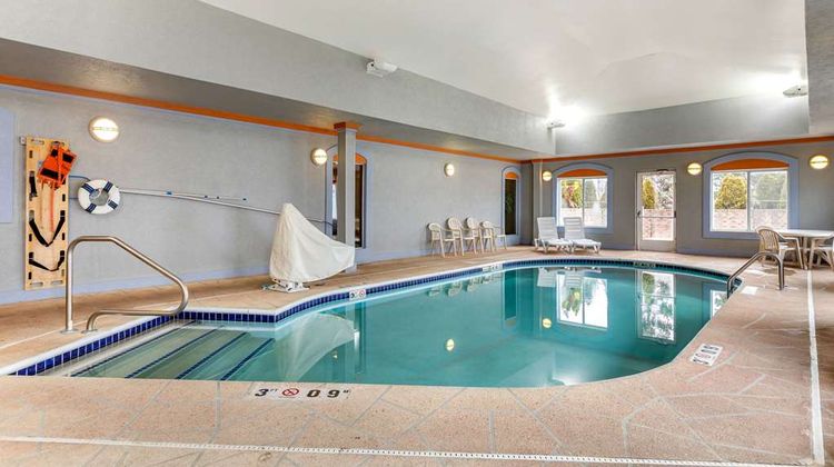 Comfort Suites Southgate Detroit Pool