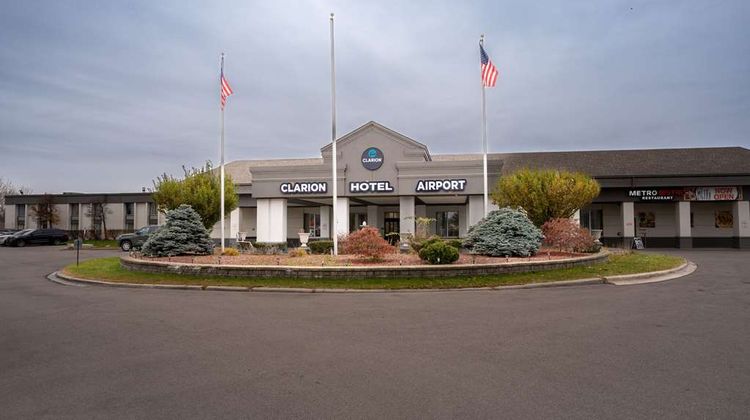 Clarion Hotel Detroit Metro Airport Exterior