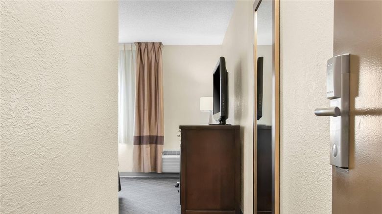 <b>Comfort Inn Detroit Room</b>. Images powered by <a href="https://iceportal.shijigroup.com/" title="IcePortal" target="_blank">IcePortal</a>.