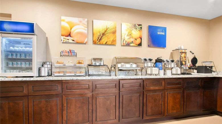 <b>Comfort Inn Detroit Restaurant</b>. Images powered by <a href="https://iceportal.shijigroup.com/" title="IcePortal" target="_blank">IcePortal</a>.