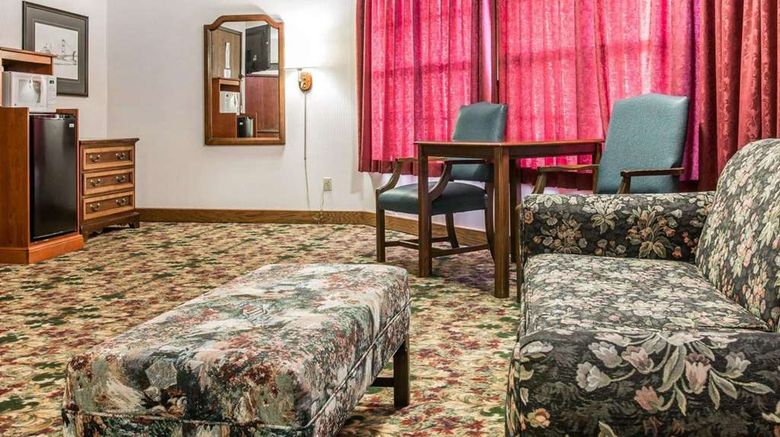 <b>Clarion Hotel Mackinaw City Beachfront Room</b>. Images powered by <a href="https://iceportal.shijigroup.com/" title="IcePortal" target="_blank">IcePortal</a>.