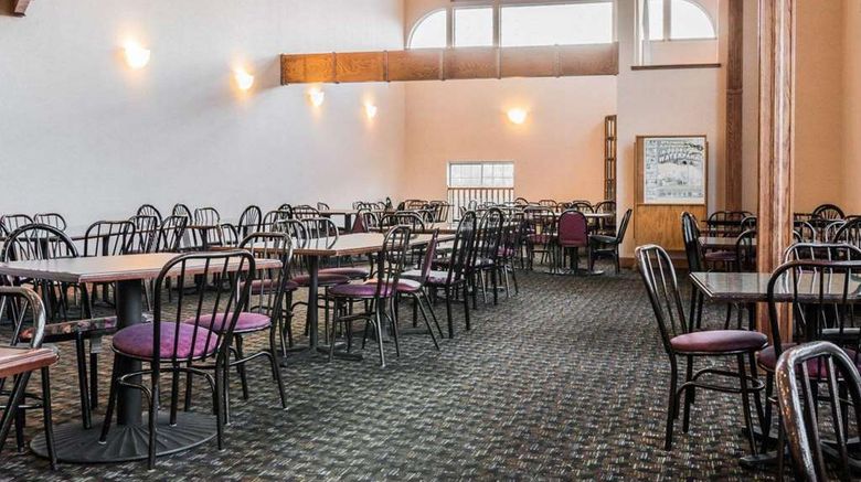 <b>Clarion Hotel Mackinaw City Beachfront Restaurant</b>. Images powered by <a href="https://iceportal.shijigroup.com/" title="IcePortal" target="_blank">IcePortal</a>.