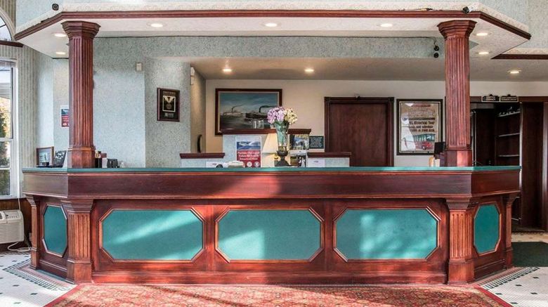 <b>Clarion Hotel Mackinaw City Beachfront Lobby</b>. Images powered by <a href="https://iceportal.shijigroup.com/" title="IcePortal" target="_blank">IcePortal</a>.