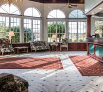 Clarion Hotel Mackinaw City Beachfront Lobby