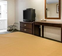 Rodeway Inn Madison Heights Room