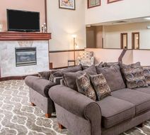 Country Inn & Suites Battle Creek Lobby