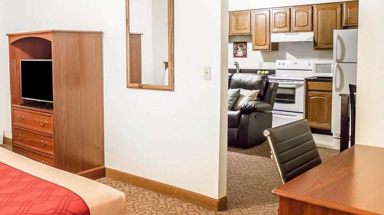 Econo Lodge on the Bay Suite