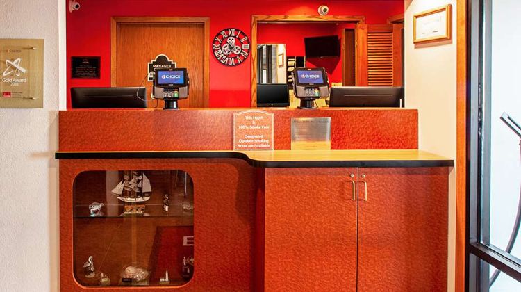 Econo Lodge on the Bay Lobby
