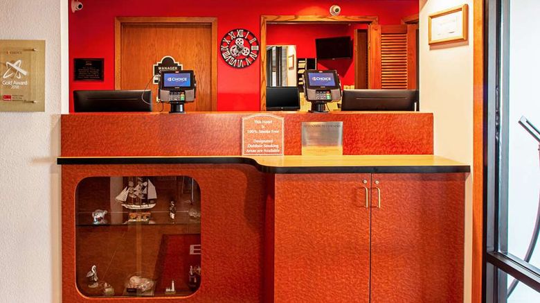 <b>Econo Lodge on the Bay Lobby</b>. Images powered by <a href="https://iceportal.shijigroup.com/" title="IcePortal" target="_blank">IcePortal</a>.