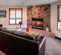 Econo Lodge on the Bay Lobby