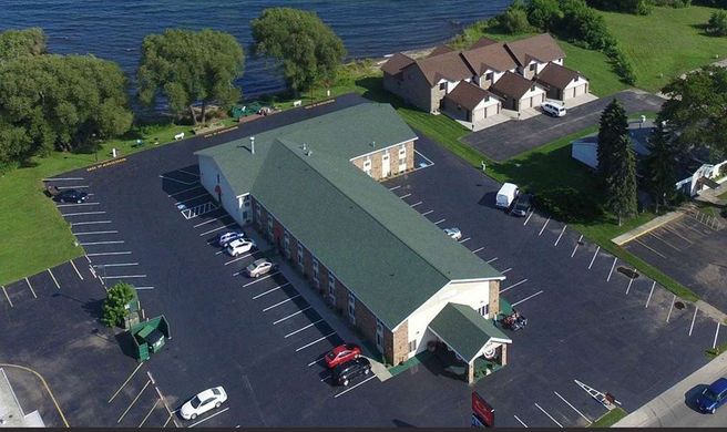 Econo Lodge on the Bay Exterior