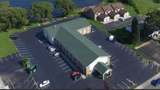 Econo Lodge on the Bay