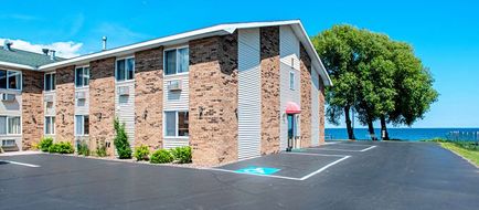Econo Lodge on the Bay Exterior