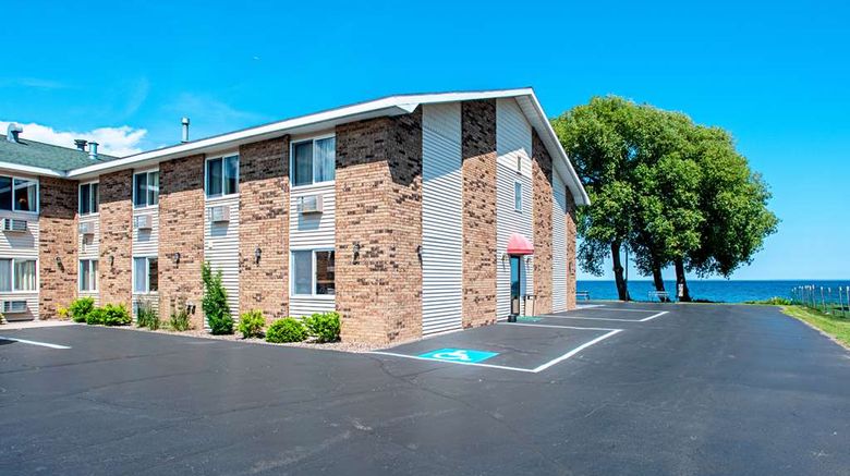 <b>Econo Lodge on the Bay Exterior</b>. Images powered by <a href="https://iceportal.shijigroup.com/" title="IcePortal" target="_blank">IcePortal</a>.