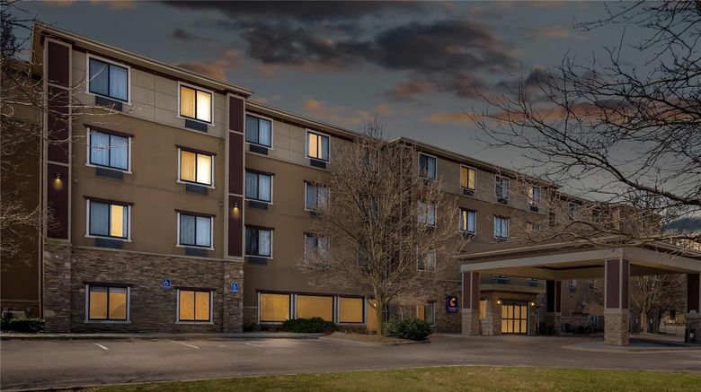 <b>Comfort Suites Grand Rapids North Exterior</b>. Images powered by <a href="https://iceportal.shijigroup.com/" title="IcePortal" target="_blank">IcePortal</a>.