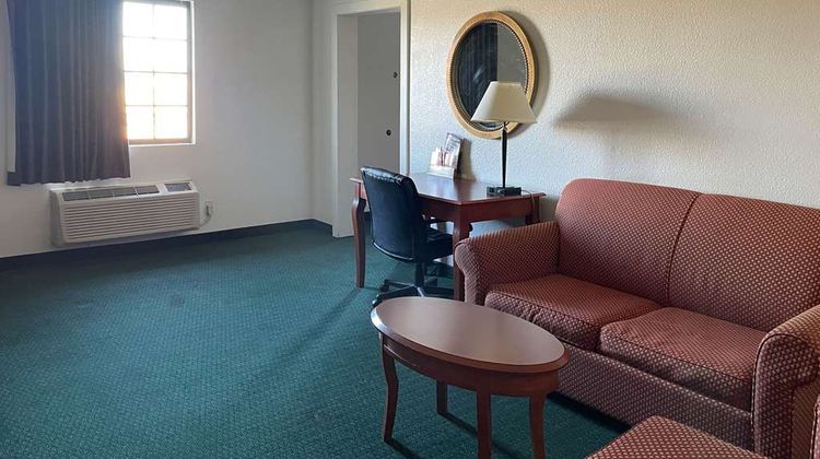 Econo Lodge Kalamazoo Suite
