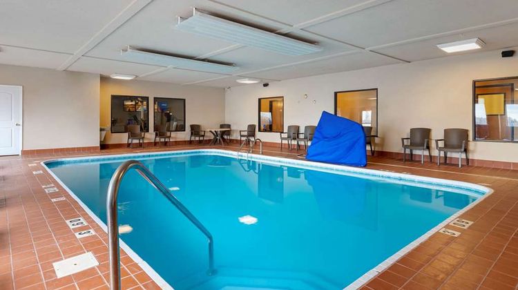 Comfort Suites South Haven Pool