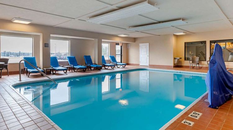 Comfort Suites South Haven Pool