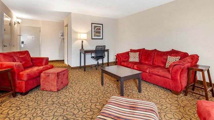 Quality Inn & Suites Suite