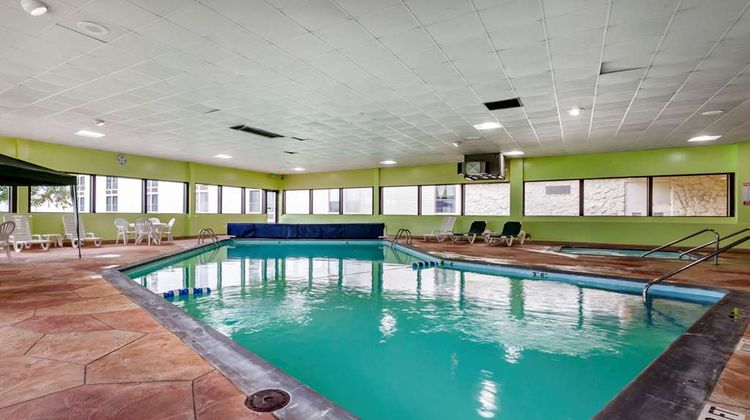 Quality Inn & Suites Pool